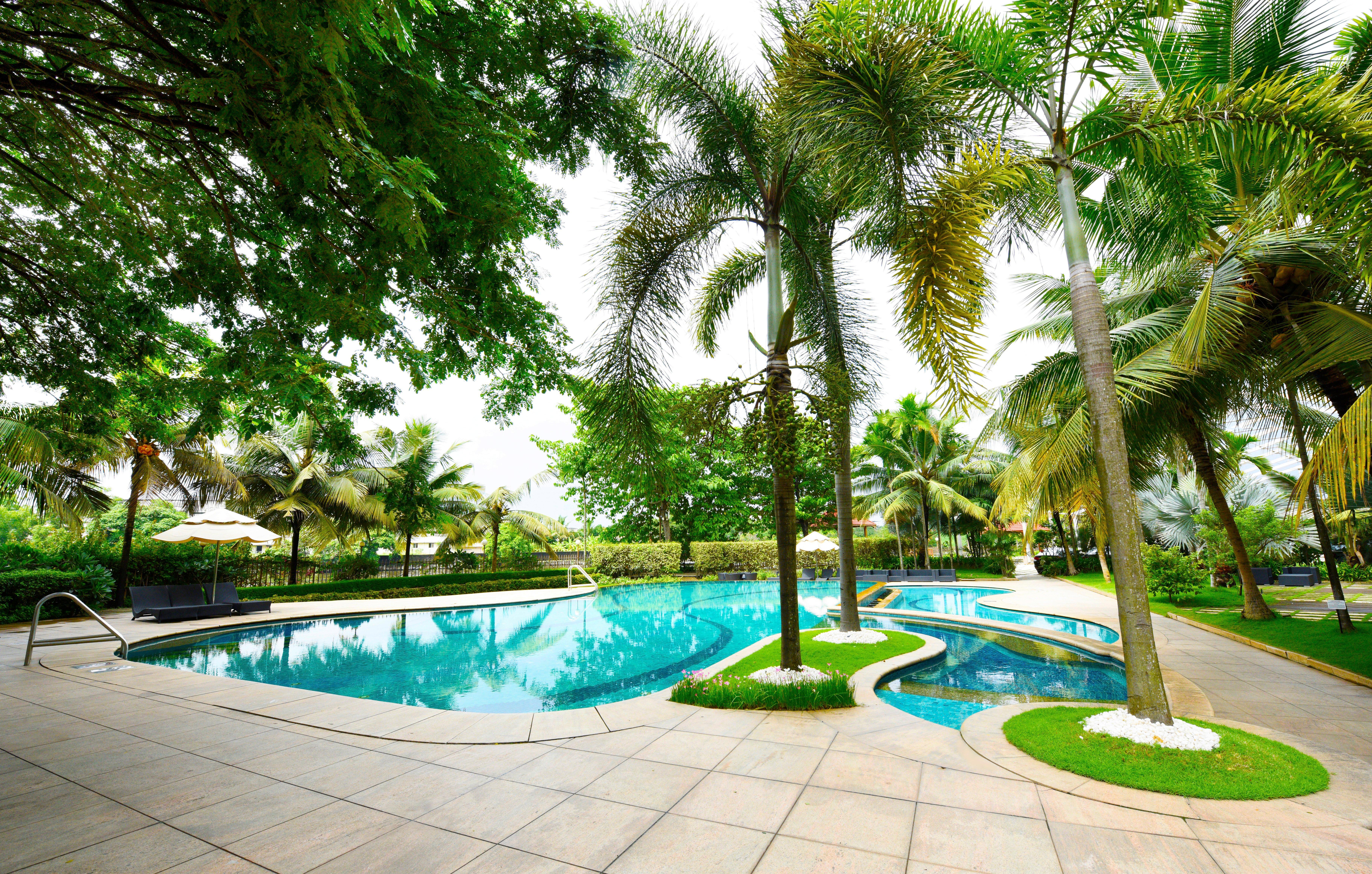 Crowne Plaza Kochi By Ihg Hotel Exterior foto The pool at the hotel