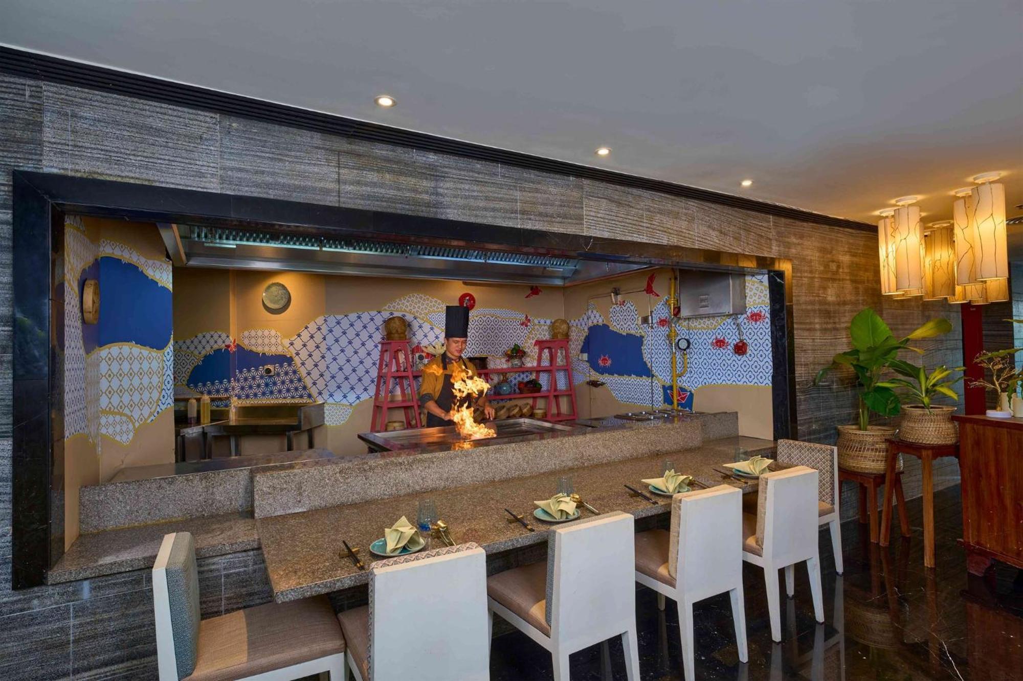 Crowne Plaza Kochi By Ihg Hotel Exterior foto A restaurant in the hotel
