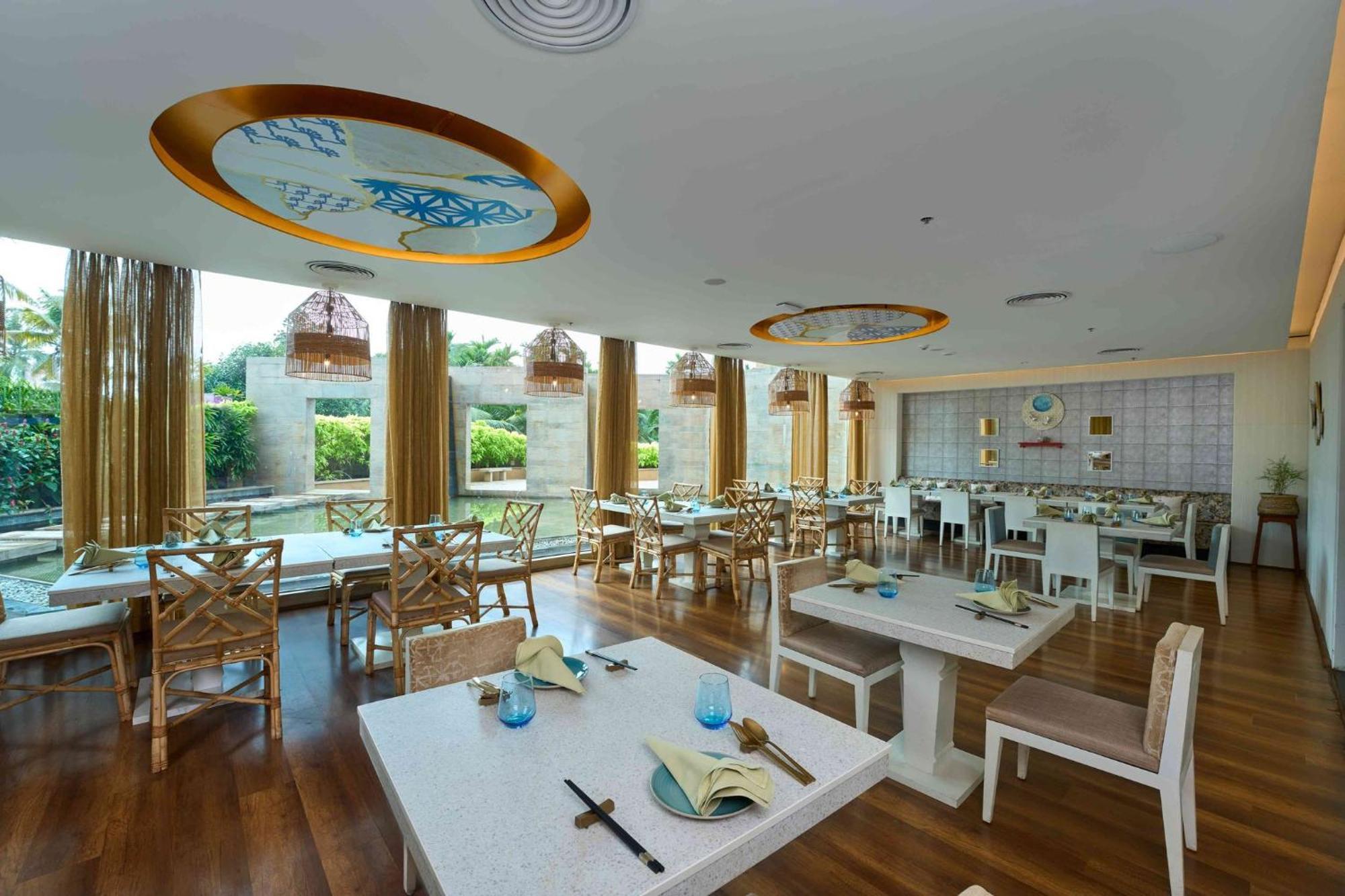 Crowne Plaza Kochi By Ihg Hotel Exterior foto The restaurant